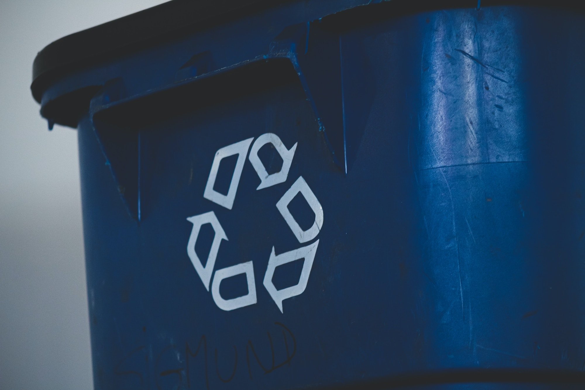 Mülleimer mit Recycling-Symbol