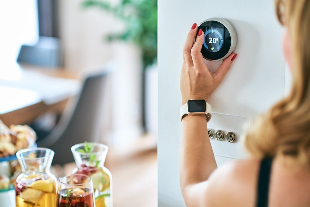 Digitales Thermostat an Küchenwand