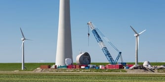 Baustelle einer Windkraftanlage auf einem Feld