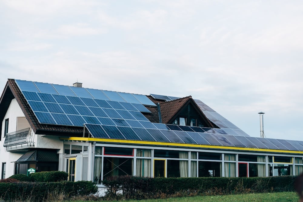 Photovoltaik-Anlagen auf einem Hausdach Photovoltaik-Anlagen auf einem Hausdach