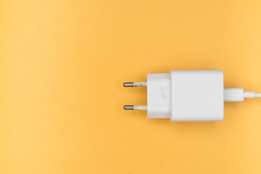 USB-C Stecker mit Stromanschluss Schutzkontakt USB-C Stecker mit Stromanschluss Schutzkontakt