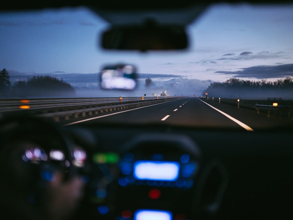 Blick aus dem Auto auf die Autobahn 